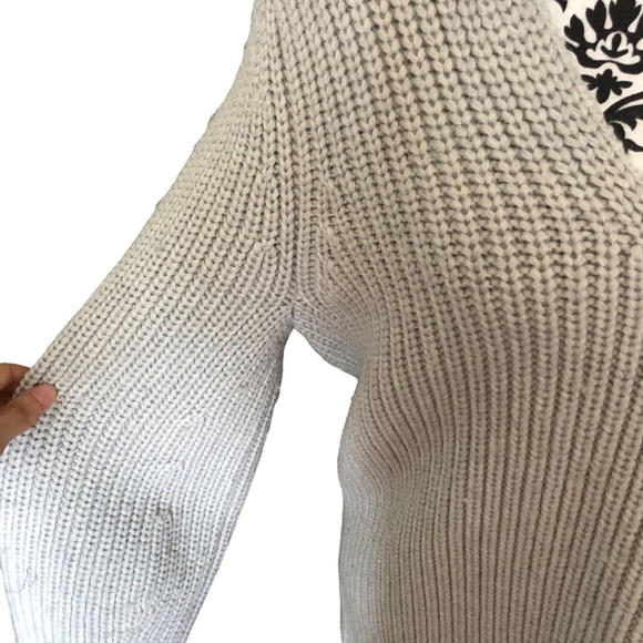 Babaton Merino Wool Knit V-neck Pullover Sweater - Picture 4 of 11